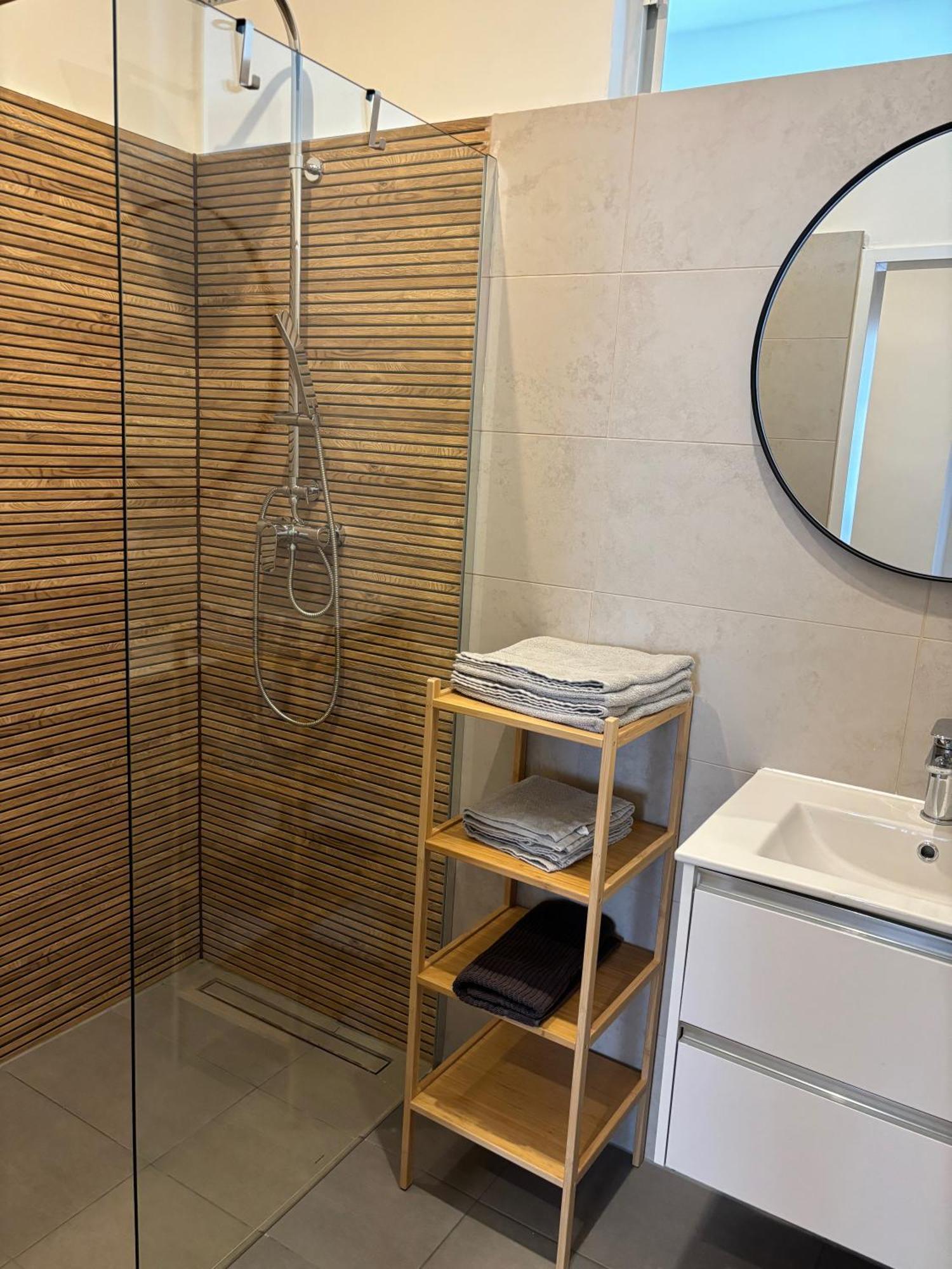 Traumhafte Fuer 3, Grosszuegig, Walk In Dusche Appartement *